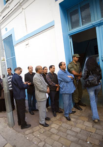 لأول مرة في التاريخ.. الشعب التونسي يصوت بحرية للإنتخابات!! صورة رقم 1