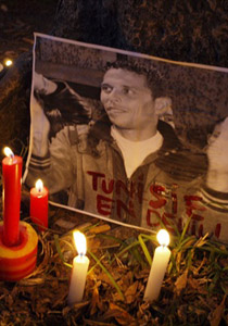 والدة بوعزيزي: فخورة بابني الذي ضحى بحياته لتشهد تونس الحرية!! صورة رقم 1