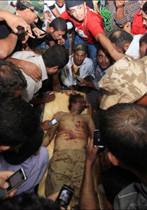 وصية القذافي: ادفنوني في سرت وعاملوا عائلتي معاملة حسنة!  صورة رقم 1