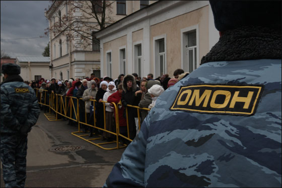 آلاف النساء الروسيات يقفن منذ الفجر لرؤية ذخائر مريم العذراء!! صورة رقم 2