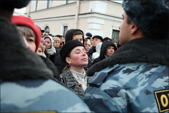 آلاف النساء الروسيات يقفن منذ الفجر لرؤية ذخائر مريم العذراء!! صورة رقم 3