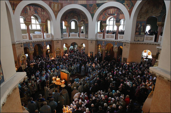 آلاف النساء الروسيات يقفن منذ الفجر لرؤية ذخائر مريم العذراء!! صورة رقم 4