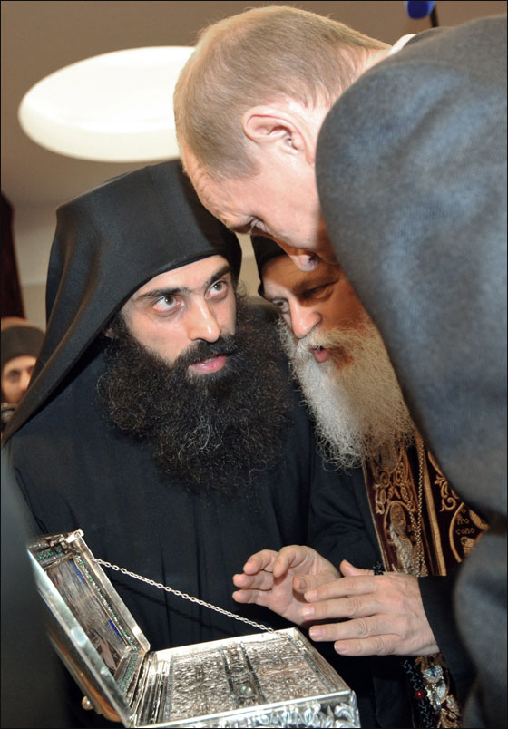 آلاف النساء الروسيات يقفن منذ الفجر لرؤية ذخائر مريم العذراء!! صورة رقم 6