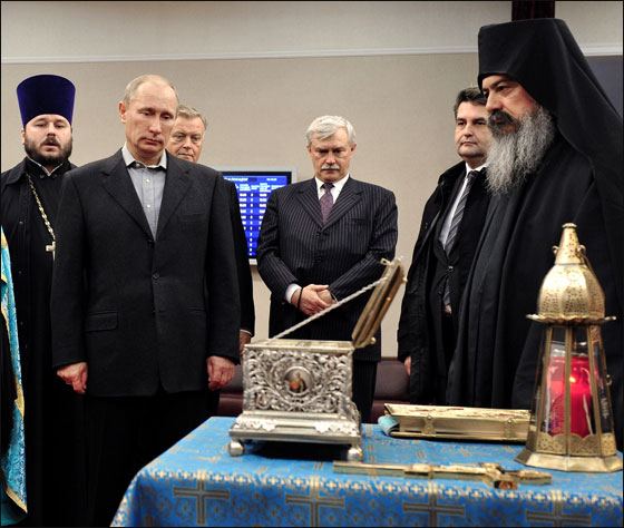 آلاف النساء الروسيات يقفن منذ الفجر لرؤية ذخائر مريم العذراء!! صورة رقم 7