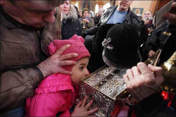 آلاف النساء الروسيات يقفن منذ الفجر لرؤية ذخائر مريم العذراء!! صورة رقم 8