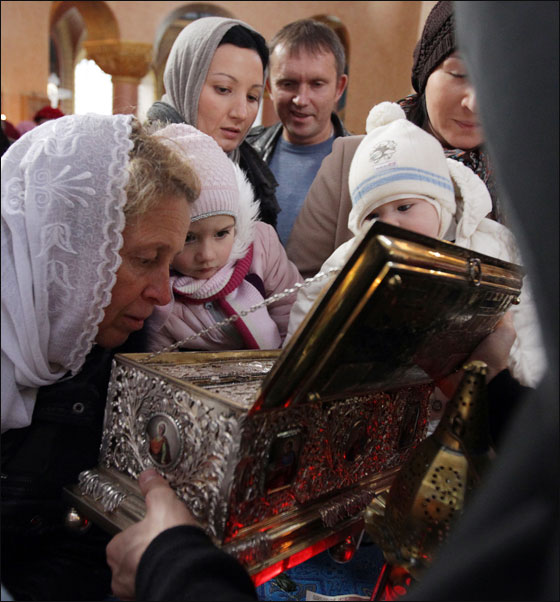 آلاف النساء الروسيات يقفن منذ الفجر لرؤية ذخائر مريم العذراء!! صورة رقم 9