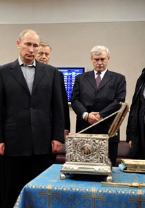 آلاف النساء الروسيات يقفن منذ الفجر لرؤية ذخائر مريم العذراء!! صورة رقم 1