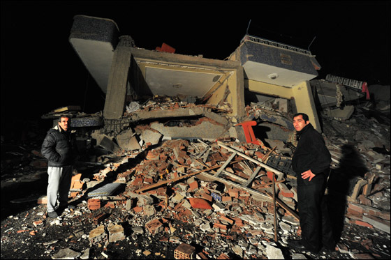 بعد أن شفي تماما من مرض سرطان الدم فقد حياته في الزلزال!! صورة رقم 7