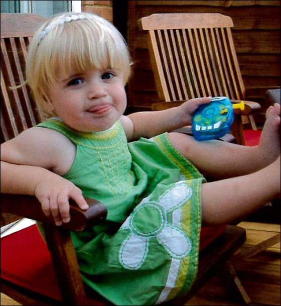 فتاة في الثانية تصاب بالشلل بعد ان علقت نفسها على حبال الستائر!! صورة رقم 2