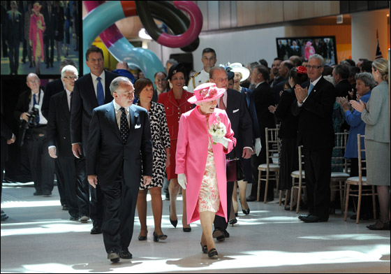 ممرضات مستشفى استراليا يستقبلن الملكة اليزابيث بملابس موحدة!  صورة رقم 1