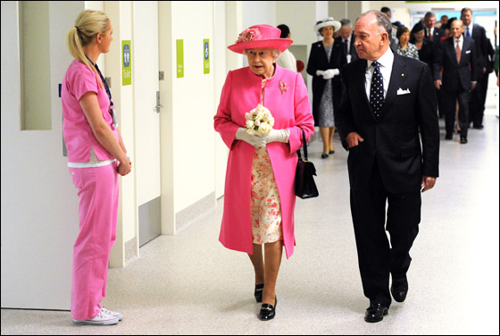 ممرضات مستشفى استراليا يستقبلن الملكة اليزابيث بملابس موحدة!  صورة رقم 4