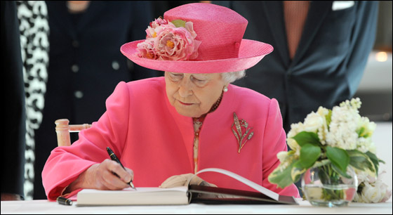 ممرضات مستشفى استراليا يستقبلن الملكة اليزابيث بملابس موحدة!  صورة رقم 3