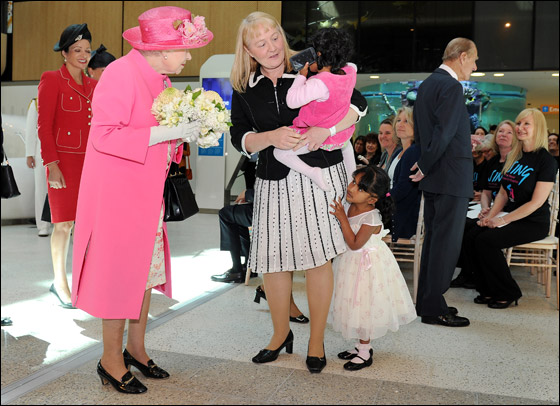 ممرضات مستشفى استراليا يستقبلن الملكة اليزابيث بملابس موحدة!  صورة رقم 2