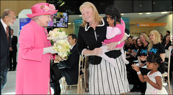ممرضات مستشفى استراليا يستقبلن الملكة اليزابيث بملابس موحدة!  صورة رقم 9