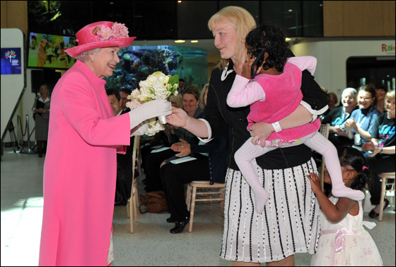 ممرضات مستشفى استراليا يستقبلن الملكة اليزابيث بملابس موحدة!  صورة رقم 7