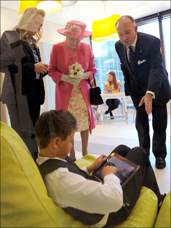 ممرضات مستشفى استراليا يستقبلن الملكة اليزابيث بملابس موحدة!  صورة رقم 8