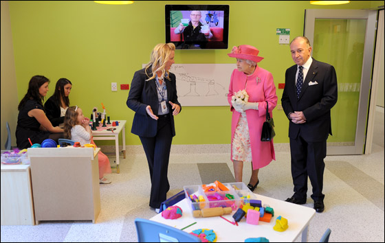 ممرضات مستشفى استراليا يستقبلن الملكة اليزابيث بملابس موحدة!  صورة رقم 10