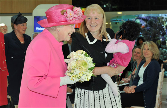 ممرضات مستشفى استراليا يستقبلن الملكة اليزابيث بملابس موحدة!  صورة رقم 5