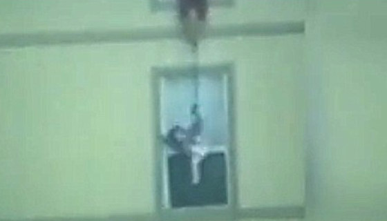 لحظة مرعبة.. ام تلقي بطفلها من النافذة لتنقذه من الحريق!  صورة رقم 2