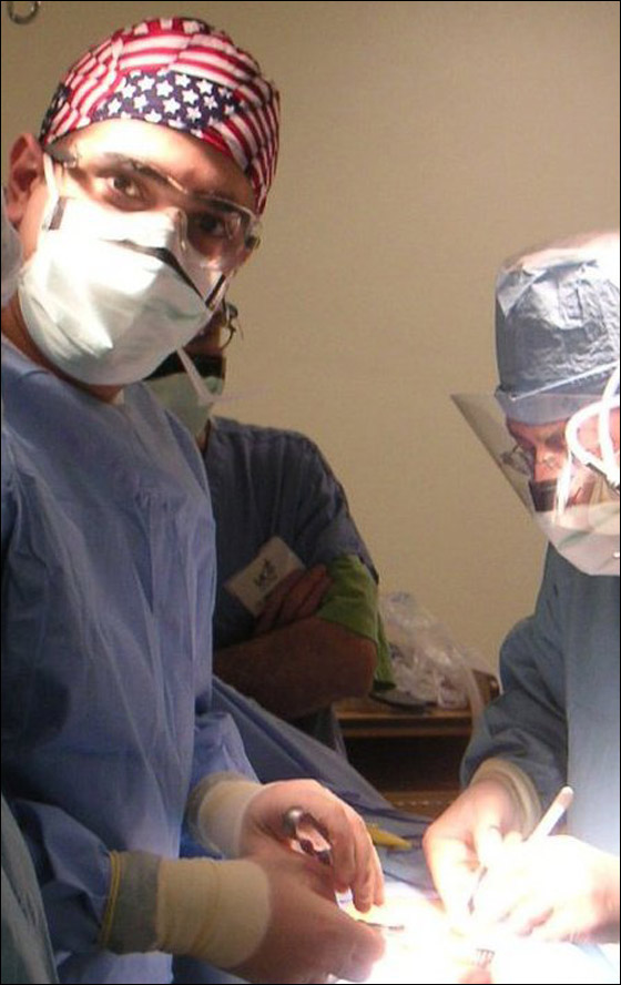 دموع أمريكي دفعت الطبيب لإعادة وصل ذراعه المقطوعة!!  صورة رقم 3