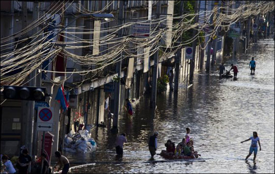 بالصور..عشرات الآلاف بدون مأوى بسبب الفيضانات في تايلاند!!  صورة رقم 6