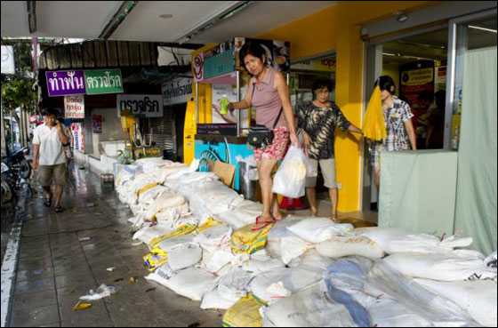 بالصور..عشرات الآلاف بدون مأوى بسبب الفيضانات في تايلاند!!  صورة رقم 2