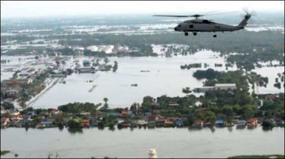 بالصور..عشرات الآلاف بدون مأوى بسبب الفيضانات في تايلاند!!  صورة رقم 3