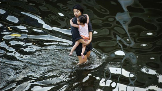 بالصور..عشرات الآلاف بدون مأوى بسبب الفيضانات في تايلاند!!  صورة رقم 7