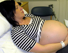 ابلغها الأطباء ان طفلتها توفيت بداخلها وتبين لاحقا انها حية  صورة رقم 1