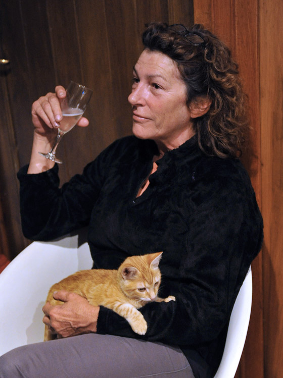 نجمة سباقات الزوارق تسقط بالماء بعد ان حاولت التبول! صورة رقم 1