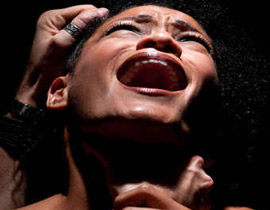 شابان كويتيان يجردان فتيات من ملابسهن أمام المارة!! صورة رقم 1