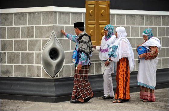 بالصور.. منّى تكتسي بحلة بيضاء مرحبةً بـ3 ملايين حاج!!  صورة رقم 3