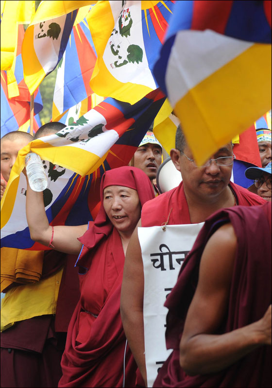 احتجاجا على الحكم في الصين.. راهبة تقوم بحرق نفسها!  صورة رقم 6