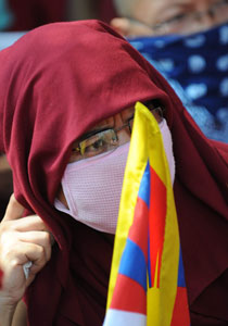 احتجاجا على الحكم في الصين.. راهبة تقوم بحرق نفسها!  صورة رقم 1