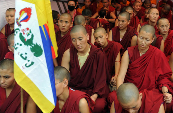 احتجاجا على الحكم في الصين.. راهبة تقوم بحرق نفسها!  صورة رقم 5