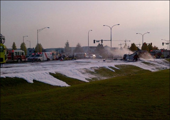 كندي يعرض حياته للخطر لانقاذ ركاب طائرة مشتعلة!!  صورة رقم 3