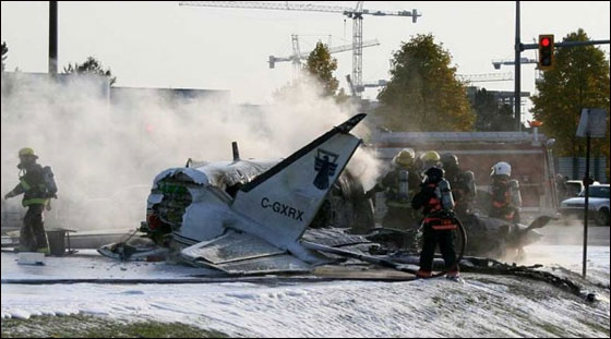 كندي يعرض حياته للخطر لانقاذ ركاب طائرة مشتعلة!!  صورة رقم 5