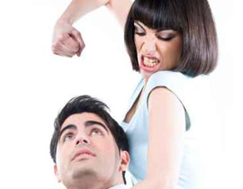 انهالت على زوجها ضربا مبرحا بالشارع العام.. بسبب شكوكها به! صورة رقم 1