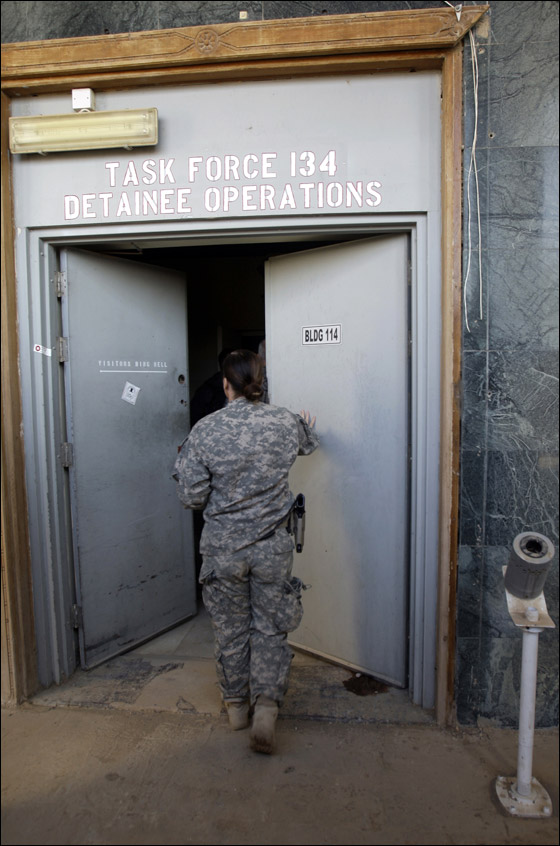 الجيش الامريكي يغادر العراق وبصحبته مرحاض صدام!  صورة رقم 8