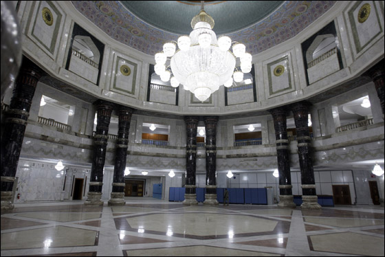 الجيش الامريكي يغادر العراق وبصحبته مرحاض صدام!  صورة رقم 10