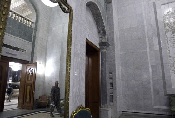 الجيش الامريكي يغادر العراق وبصحبته مرحاض صدام!  صورة رقم 4