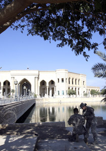 الجيش الامريكي يغادر العراق وبصحبته مرحاض صدام!  صورة رقم 2