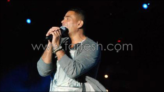 عمرو دياب يفاجىء الجميع بملابسه والفوضى تعم حفلته في العيد! صورة رقم 2 عمرو دياب يفاجىء الجميع بملابسه والفوضى تعم حفلته في العيد! صورة رقم 2