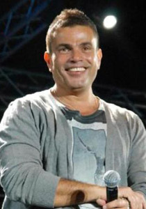 عمرو دياب يفاجىء الجميع بملابسه والفوضى تعم حفلته في العيد! صورة رقم 1 عمرو دياب يفاجىء الجميع بملابسه والفوضى تعم حفلته في العيد! صورة رقم 1