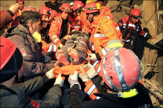 مقتل 7 اشخاص وانهيار 21 مبنى في زلزال ضرب تركيا! صورة رقم 2