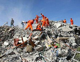 مقتل 7 اشخاص وانهيار 21 مبنى في زلزال ضرب تركيا! صورة رقم 1