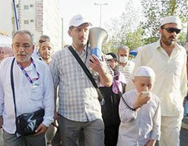 طفل في العاشرة من العمر يقود الحجاج لتأدية المناسك! صورة رقم 1