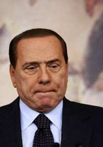 بعد ان قدم برلسكوني استقالته.. الجماهير تنعته بالمهرج! صورة رقم 1