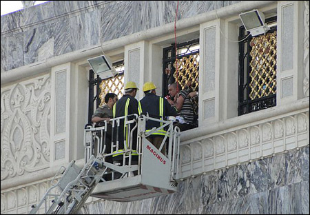 انقاذ حاج سوري خاطر بحياته للمطالبة بإنقاذ الشعب السوري! صورة رقم 1