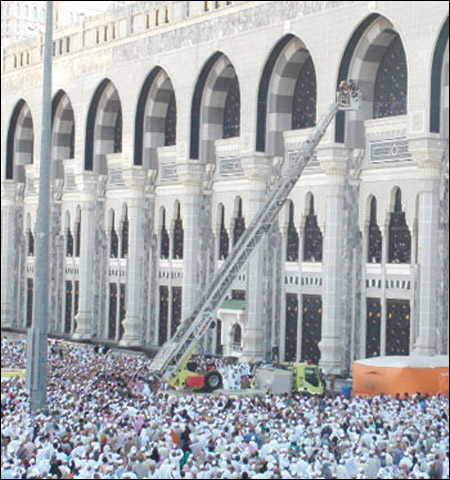 انقاذ حاج سوري خاطر بحياته للمطالبة بإنقاذ الشعب السوري! صورة رقم 2